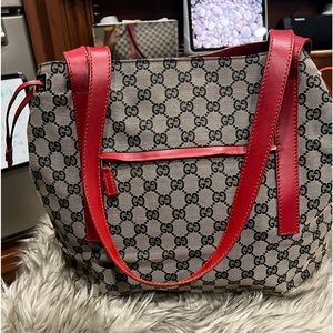 Vintage Gucci Shoulder Bag in like new condition….it comes in other colors..